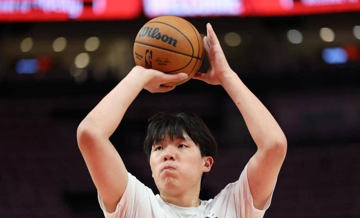 赛后体能课后,多伦多猛龙篮板制胜备战英超,引发热议,资深球员宣示担当的简单介绍 赛后体能课后,多伦多猛龙篮板制胜备战英超,引发热议,资深球员宣示担当的简单介绍