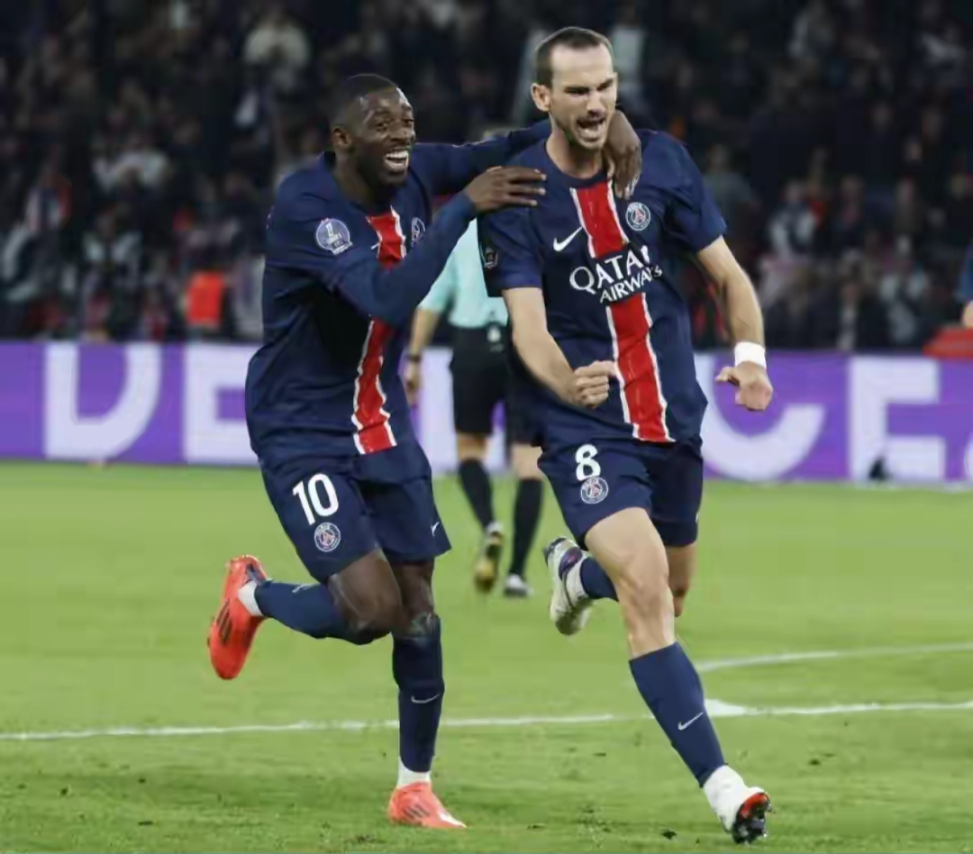 关于太狠了！埃因霍温今晚复出首秀阿扎伦卡与80激战巴黎圣日耳曼分钟，今晚曼联调整名单的信息